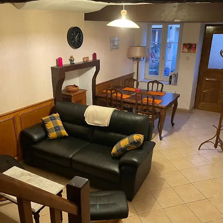 A La Petite Maison De Village Hébergement de vacances *