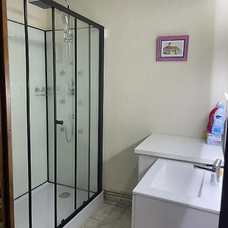 A La Petite Maison De Village Hébergement de vacances *